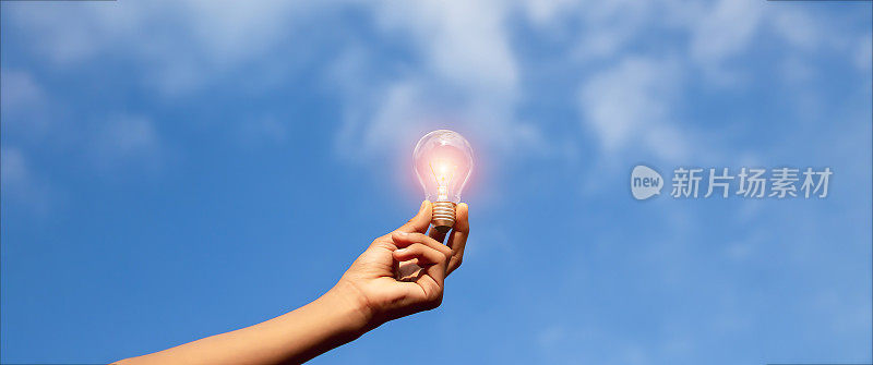 手握灯泡，自然能源，爱世界的理念。