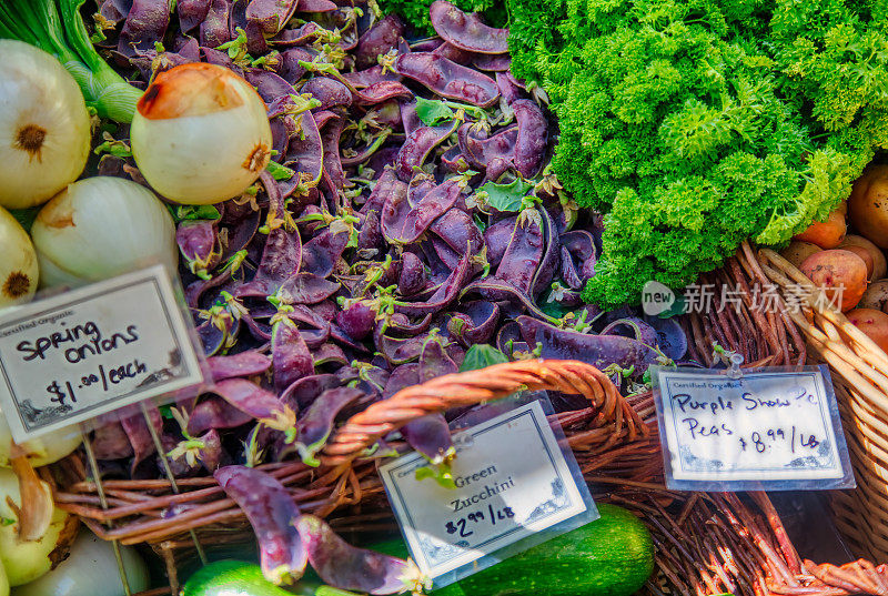 农贸市场的紫豌豆，洋葱和欧芹