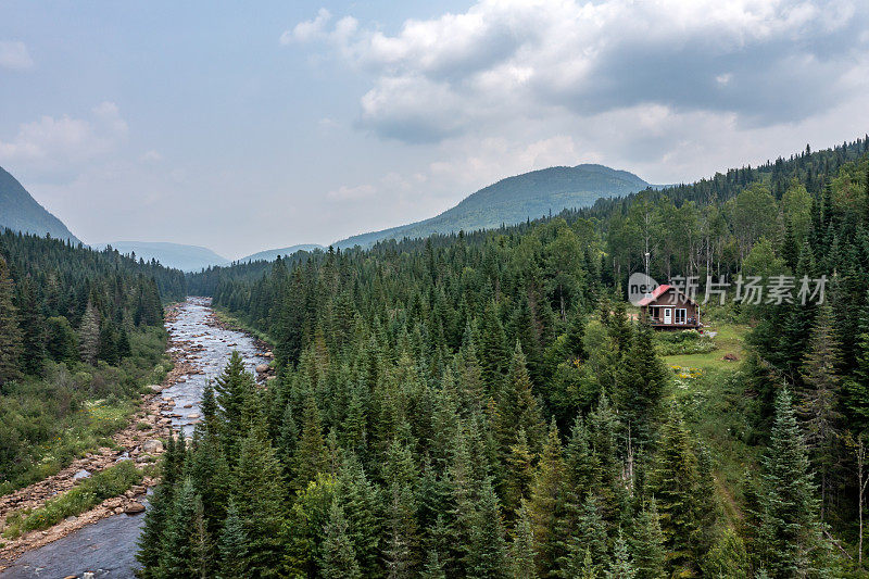 鸟瞰图的北方自然森林，河流和小木屋在夏天，魁北克，加拿大