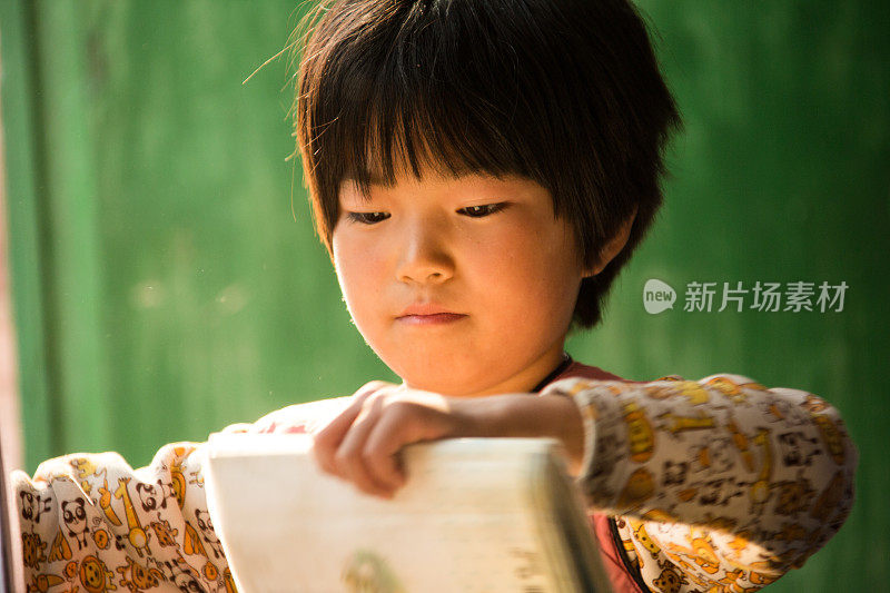 乡村小学里的小学女生