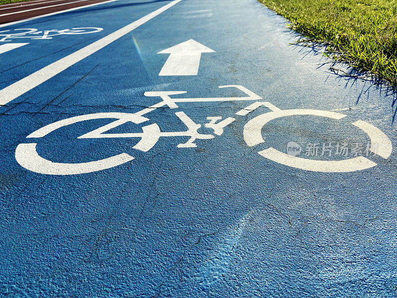 自行车道路标。自行车道上的自行车标志