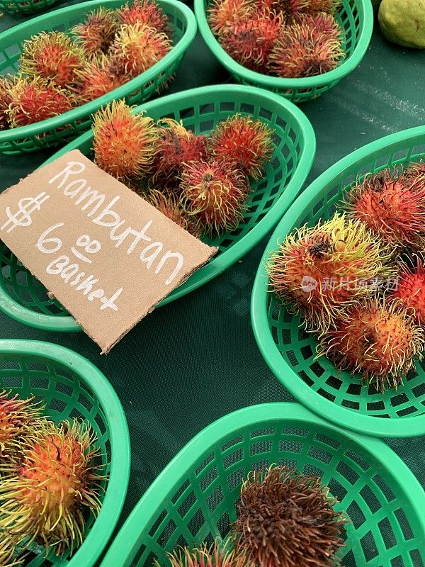 佛罗里达州西棕榈滩当地户外绿色市场的新鲜热带红毛丹水果