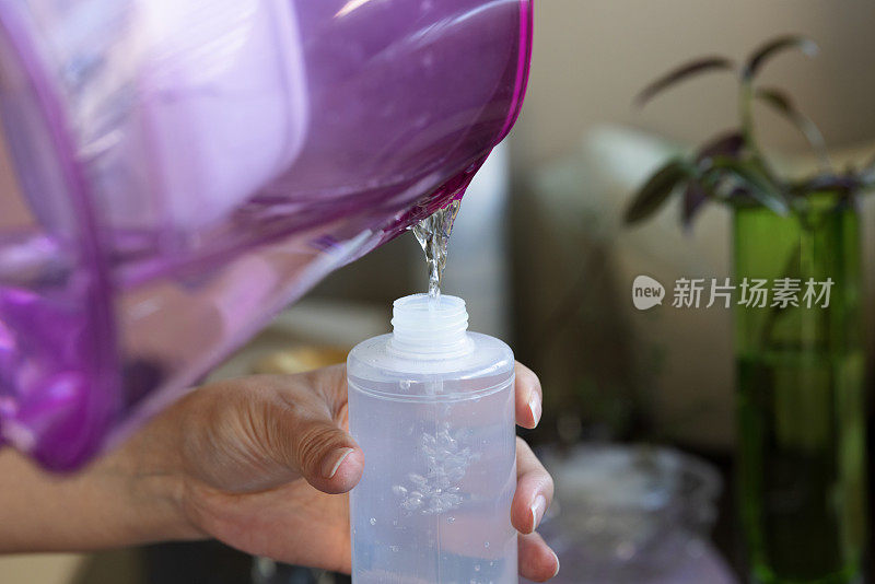 水瓶从水壶里装满水