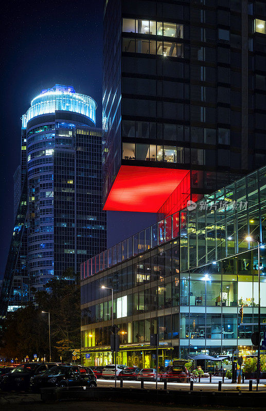 波兰华沙，特瓦尔达街上现代摩天大楼的夜景