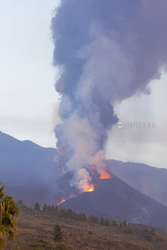拉帕尔马火山在黄昏时喷发，大量的灰烬。