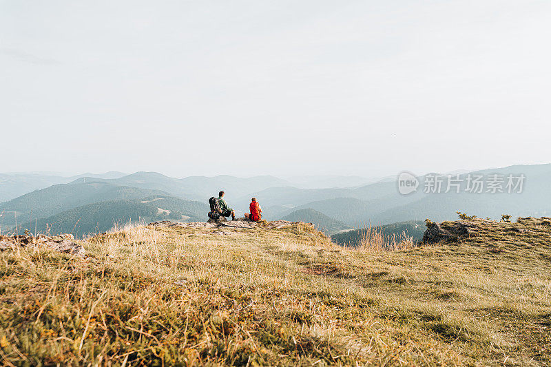 徒步旅行的朋友在山脊上放松的观点