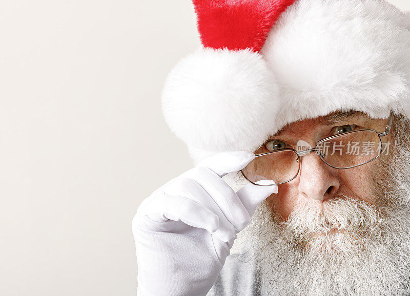 圣诞老人从他的眼镜上往外看