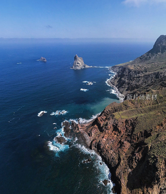 西班牙加那利群岛特内里费岛，遥远的贝尼霍海滩(贝尼霍海滩)和阿纳加岛的鸟瞰图。