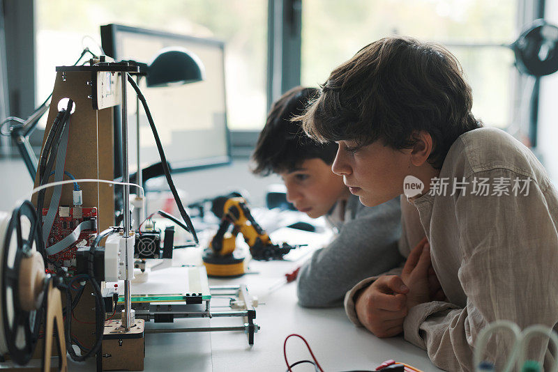 年轻的工科学生正在使用3D打印机