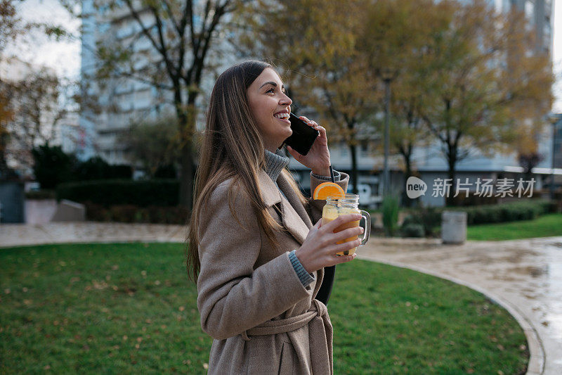 吸引人的年轻白人妇女享受自己在城市