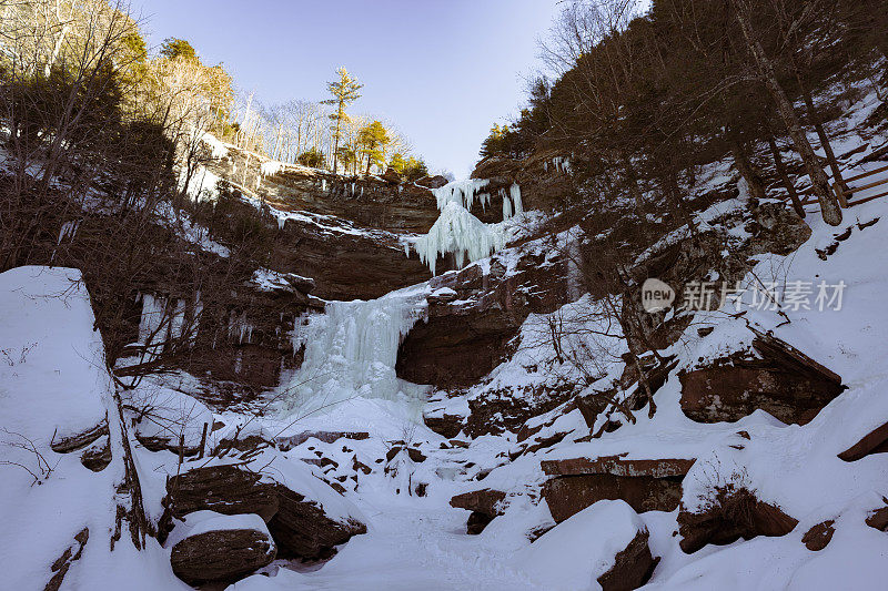 人们在雪山上徒步旅行