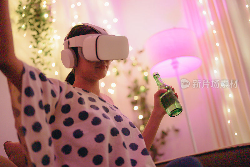 亚洲女性朋友都喜欢玩3d眼镜VR虚拟现实眼镜。