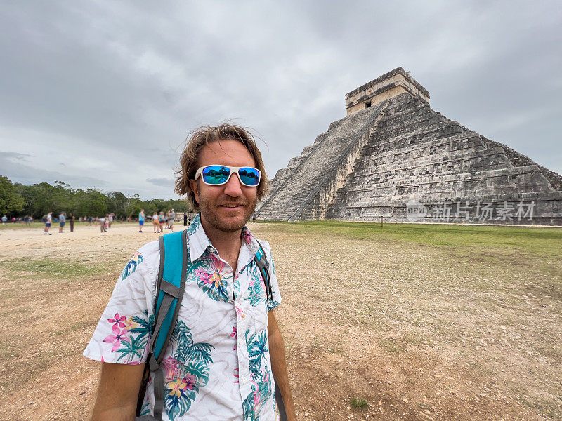 参观墨西哥著名的玛雅神庙的男游客