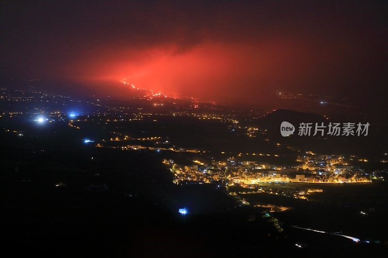 夜间的图像显示了从拉帕尔马火山喷发的熔岩流。