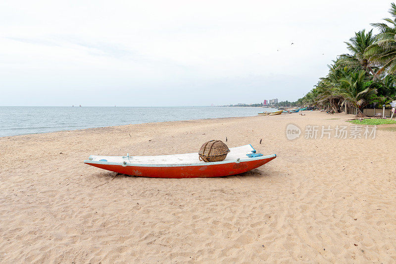 传统的斯里兰卡渔船搁浅在海滩上