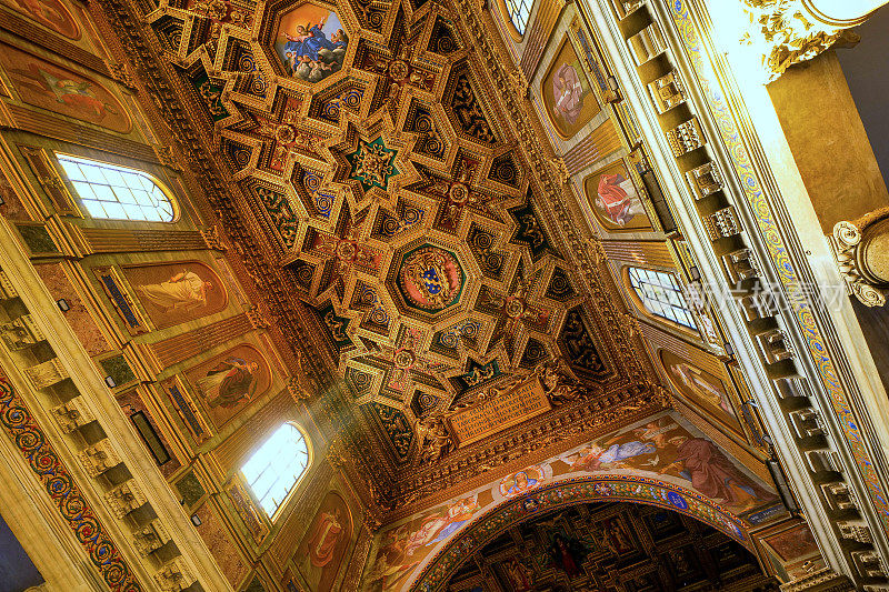 罗马中心的特拉斯提弗列圣玛利亚大教堂内装饰华丽的天花板