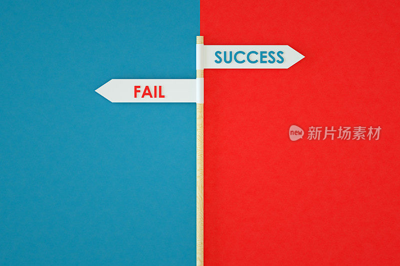 失败和成功道路标志两种颜色背景