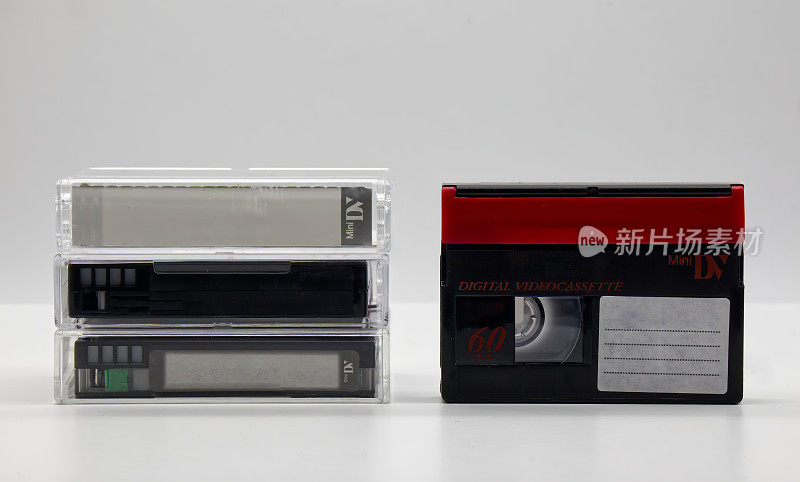 老式迷你DV录像带卡带与盒式白色背景。90年代的复古技术