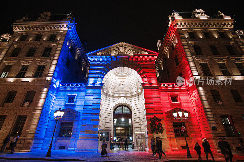 巴黎警察局在夜晚用法国国旗的颜色