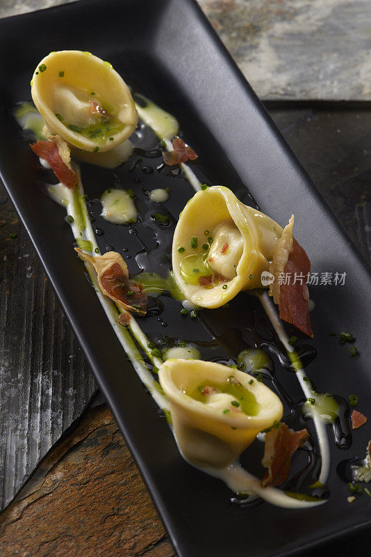 鸭配芹菜根泥饺子