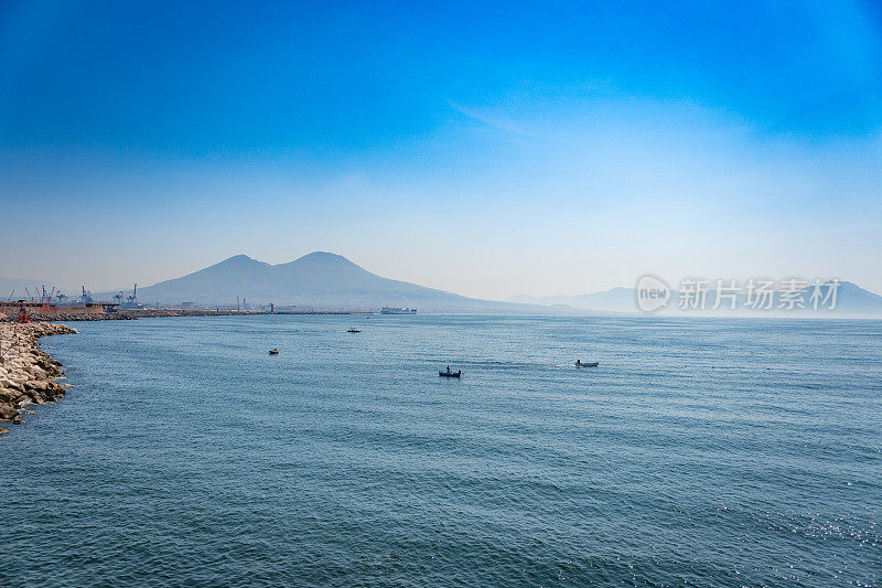 维苏维奥和那不勒斯海湾的小船和蔚蓝的天空