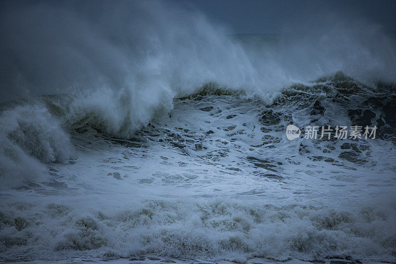 在暴风雨的日子，大海会掀起巨浪