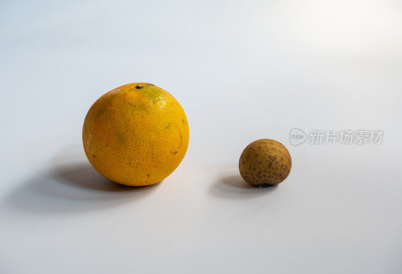 大一点的橘子加上小一点的龙眼