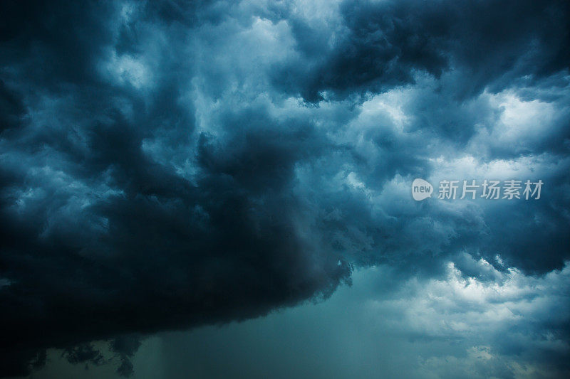 黑暗的天空。可怕的云。危险的天堂背景雨天。夏雨。自然背景。雨季