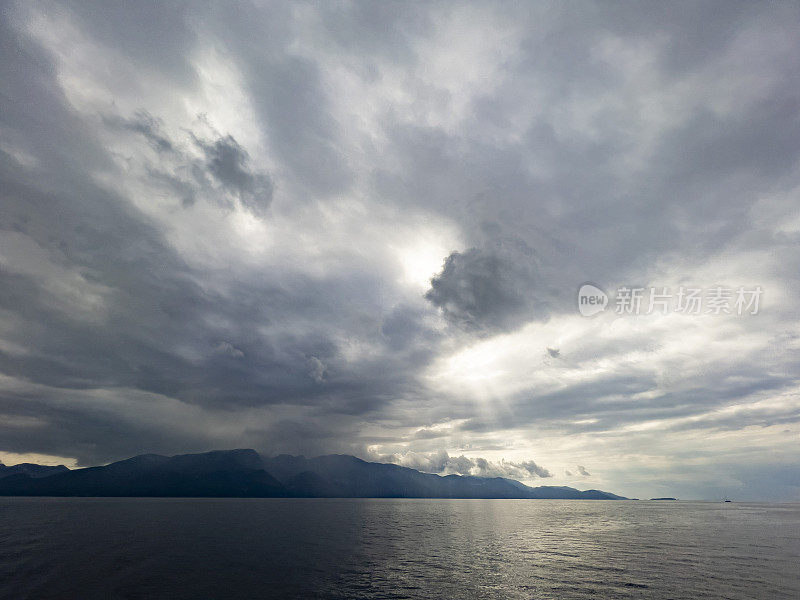 从大海的角度看，天空和山景变幻莫测