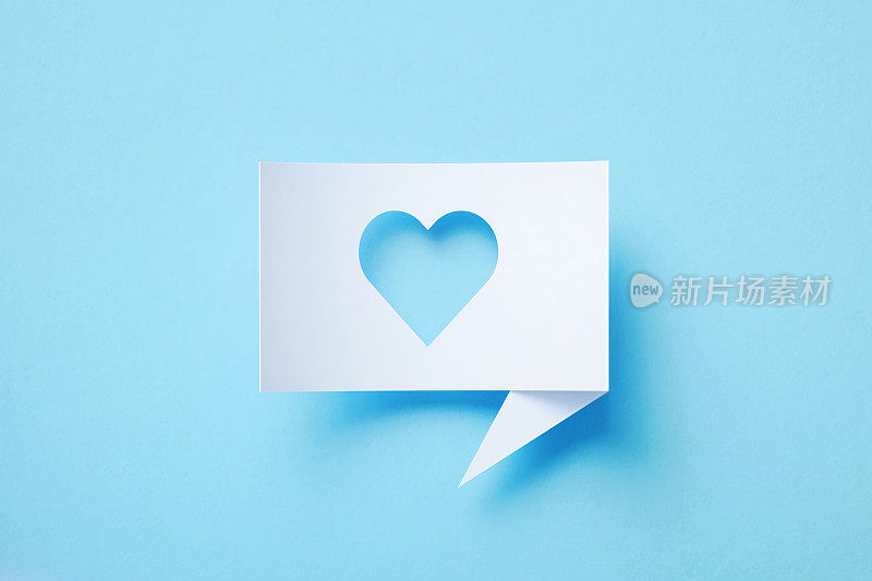 矩形白色聊天气泡与心脏符号坐在蓝色背景