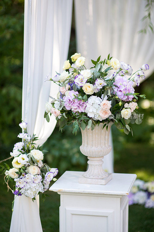 婚礼上的花卉装饰