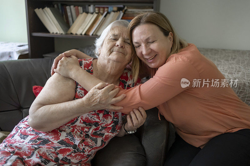 母女在家里拥抱在一起