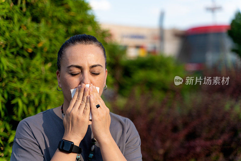 户外拍摄不满意的白人妇女感到过敏