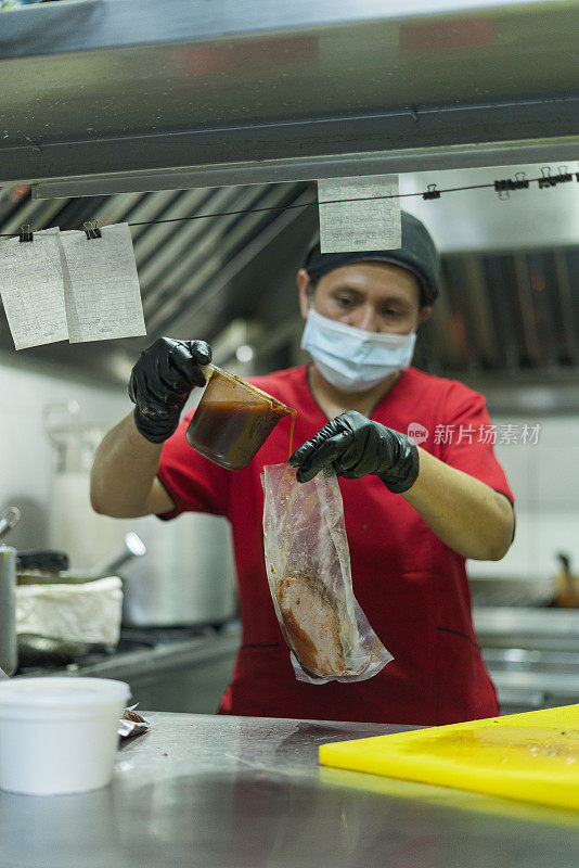 餐厅厨师检查食物在烤箱中的准备情况