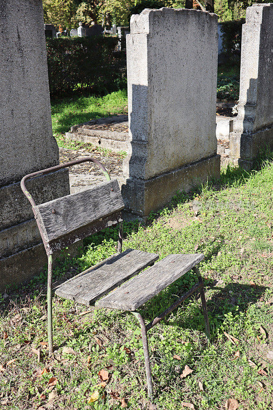 公园公墓里的旧木长凳