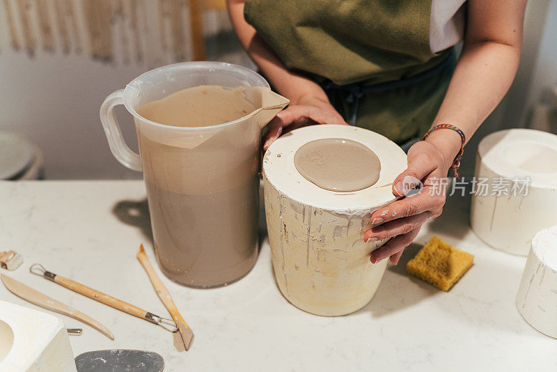 陶瓷艺术家自己制作陶瓷