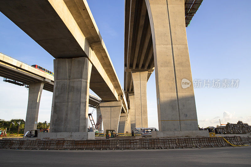 向天空的帕德玛多功能桥在Munshigonj-Dhaka，孟加拉国