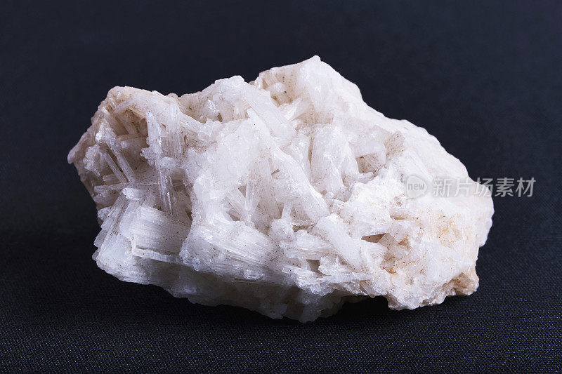 钠沸石是沸石族中的一种结构硅酸盐矿物。它是一种水合的钠和铝硅酸盐