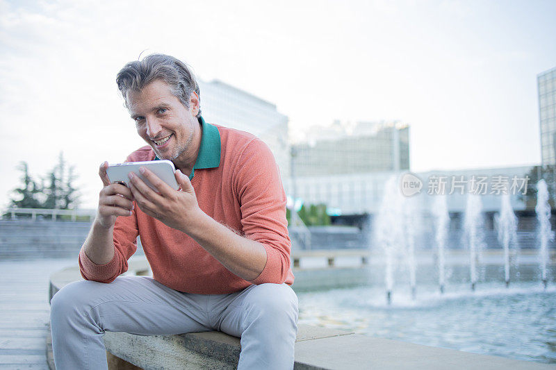 一名男子在网上看比赛