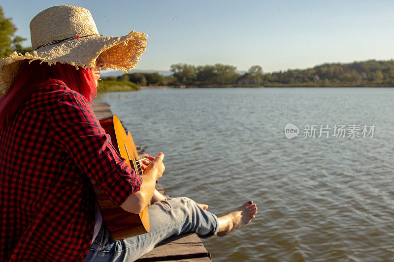坐在湖边的女人