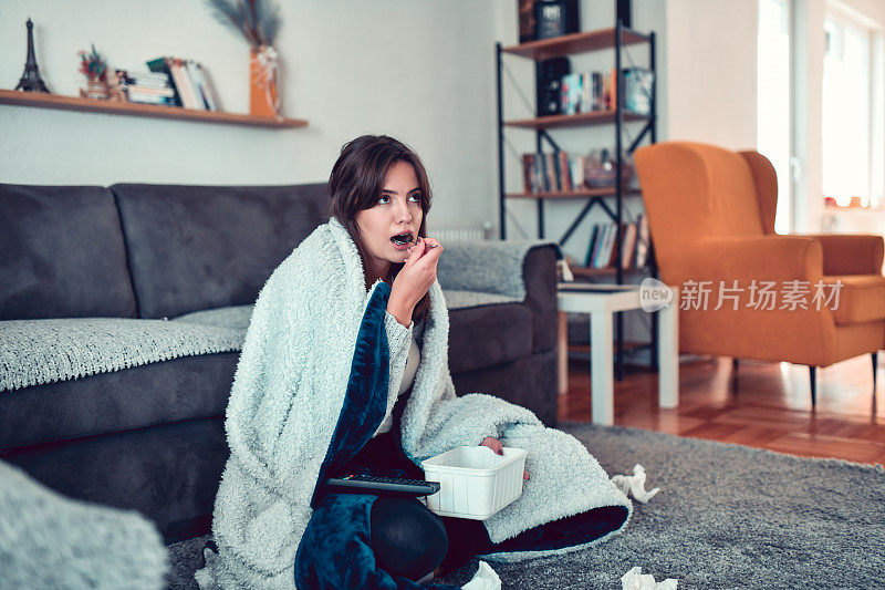 可爱的女人看电影，吃冰淇淋度过难关