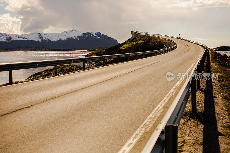 阳光明媚的挪威大西洋大道。storseisundet桥。美丽的北自然。斯堪的那维亚。挪威海