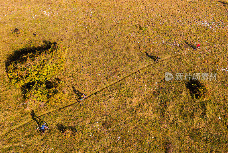 沿着一条小路骑行的山地自行车手