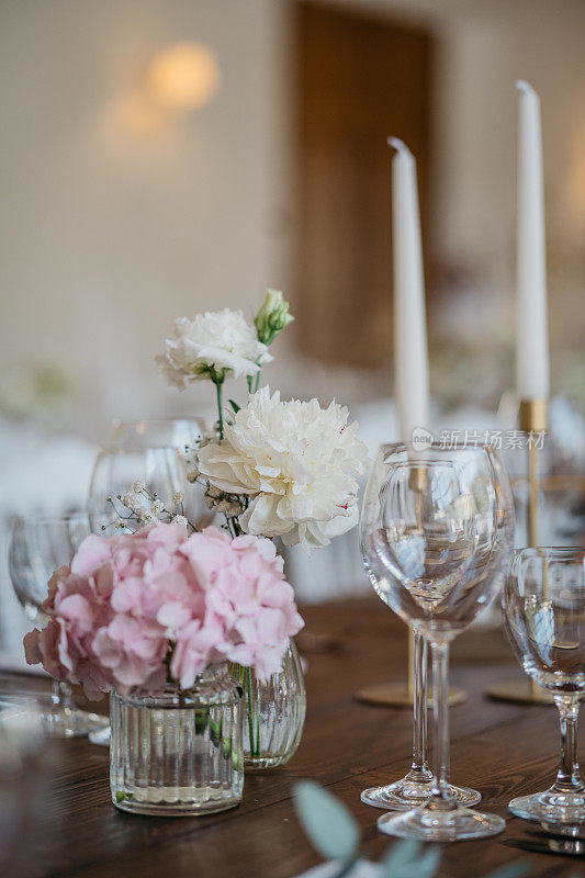 桌子装饰与花装饰在深色木桌