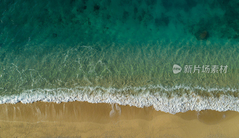 蔚蓝大海的鸟瞰图和海浪的声音