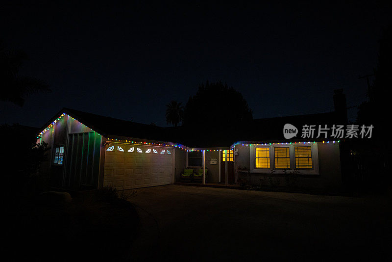 南加州的住宅在圣诞灯光的黄昏