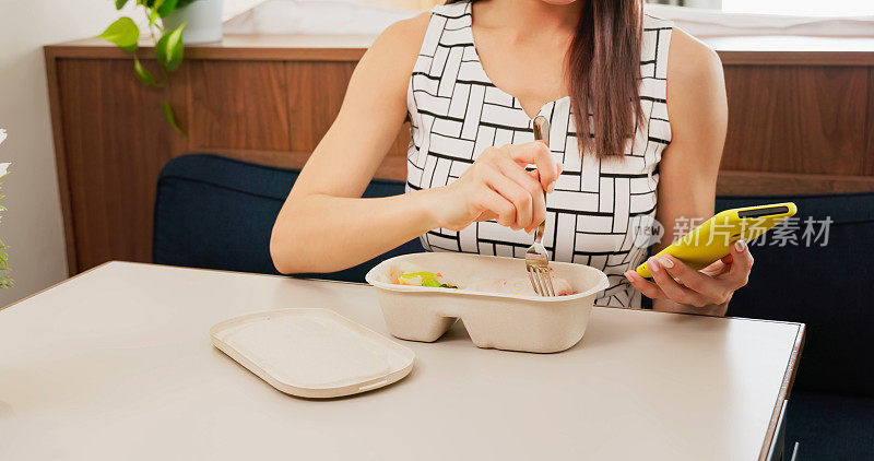 在房间里吃午饭的女人