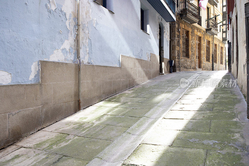 西班牙小镇步行街上的阳光