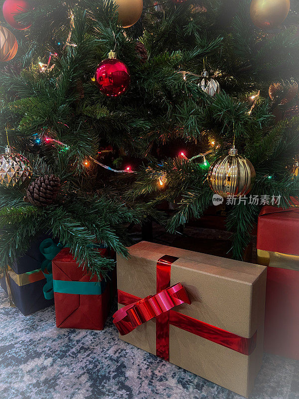 圣诞树周围装饰着礼物