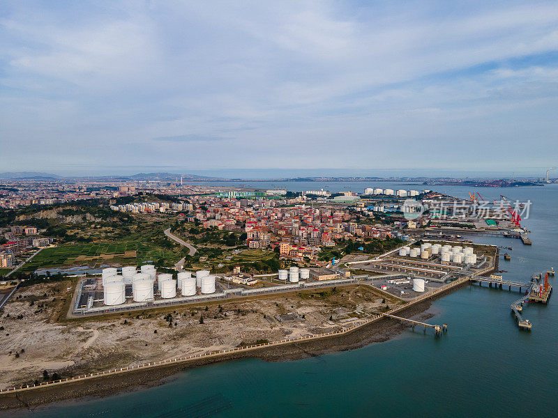 海滨港口油库工厂鸟瞰图